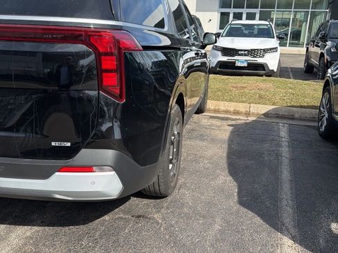 Used 2025 Kia Carnival EX image 1