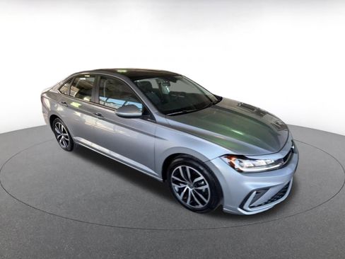 Used 2025 Volkswagen Jetta SE image 2