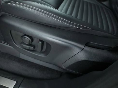 Used 2024 Land Rover Discovery S image 10