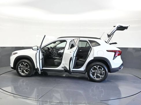 Used 2025 Chevrolet Trax LT FWD image 2