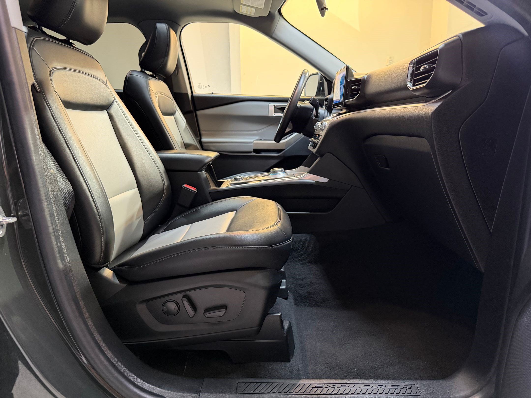 Used 2022 Ford Explorer XLT w/ Equipment Group 202A AWD/4WD image 48