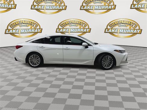 Used 2019 Toyota Avalon Limited image 4