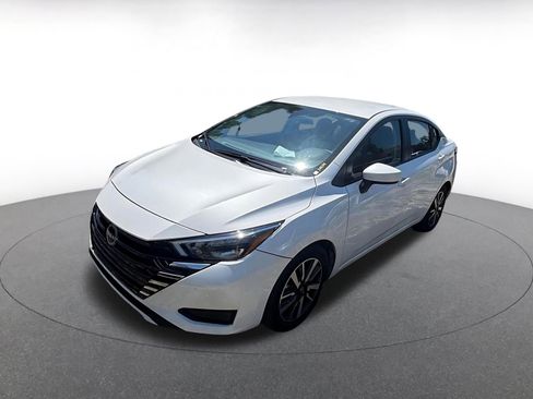 Used 2025 Nissan Versa SV image 3