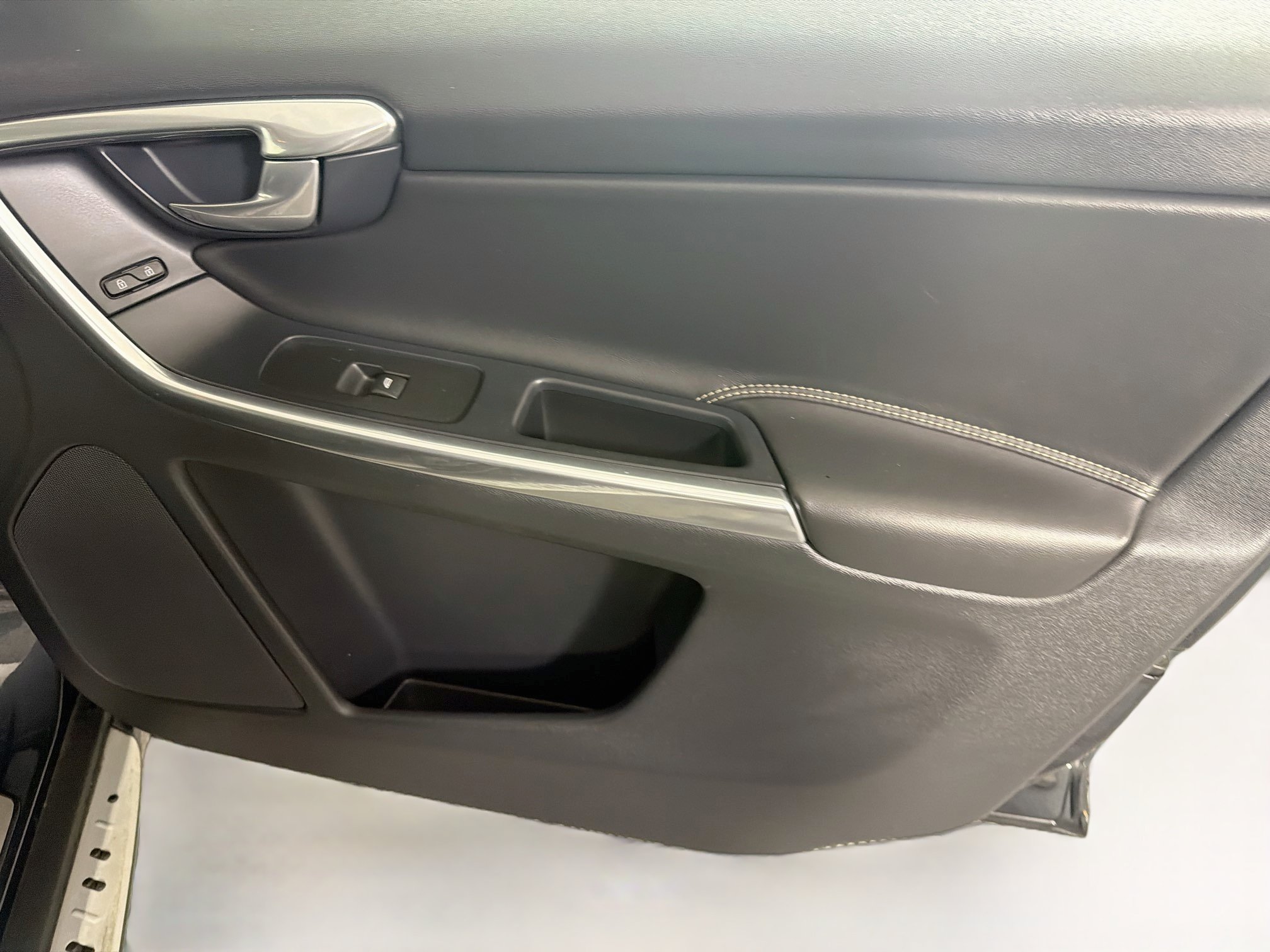 Used 2015 Volvo XC60 T6 R-Design Premier Plus AWD/4WD image 31