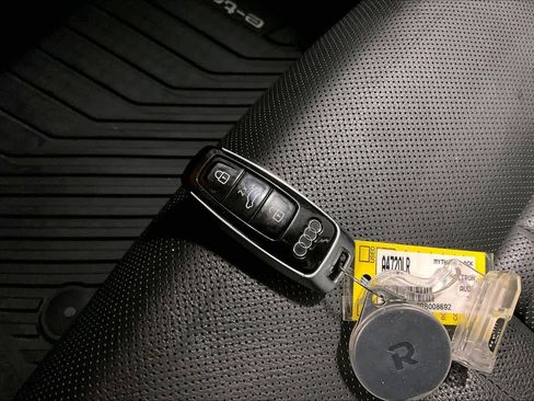 Used 2023 Audi e-tron Premium Plus w/ Premium Plus Package image 12