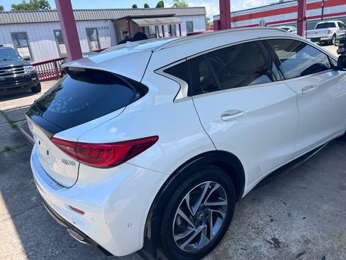 Used 2017 INFINITI QX30 Premium w/ Technology Package FWD image 4