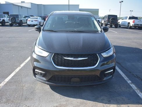 Used 2023 Chrysler Pacifica Touring-L FWD image 2