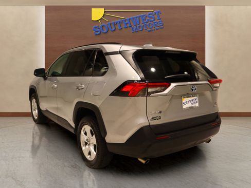Used 2021 Toyota RAV4 LE image 2