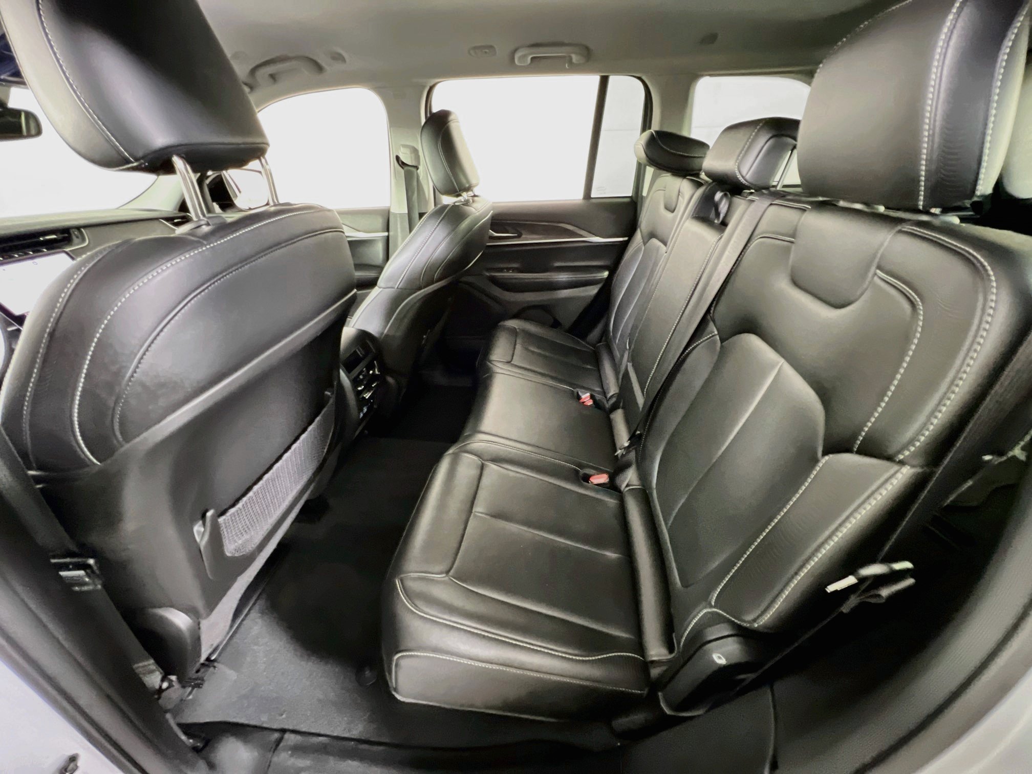 Used 2023 Jeep Grand Cherokee Limited AWD/4WD image 24