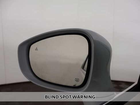 Used 2020 Chrysler Pacifica Touring-L FWD image 3