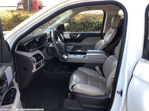 Used 2023 Lincoln Navigator Reserve AWD/4WD image 8