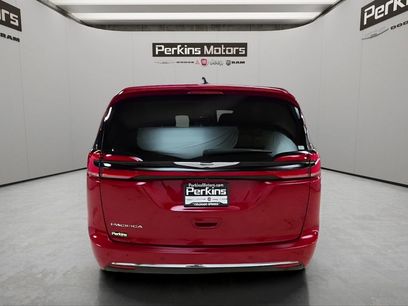 Used 2025 Chrysler Pacifica Select
