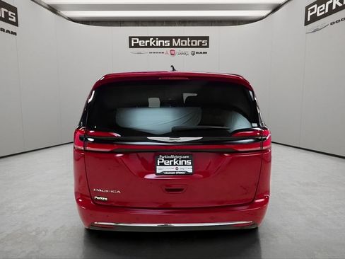 Used 2025 Chrysler Pacifica Select FWD image 4