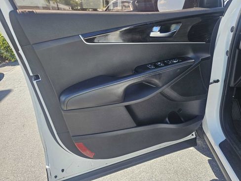 Used 2019 Kia Sorento FWD image 13