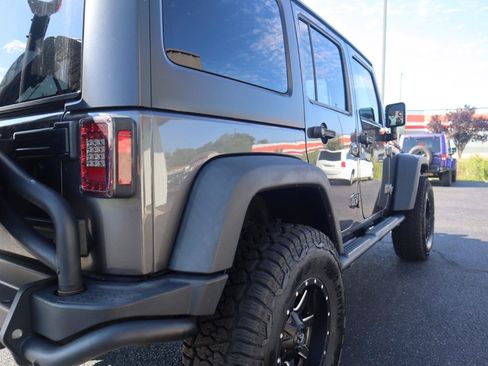 Used 2017 Jeep Wrangler Unlimited Rubicon w/ Cold Weather Group AWD/4WD image 38