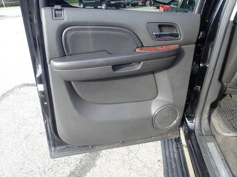 Used 2013 Cadillac Escalade ESV Premium AWD/4WD image 18