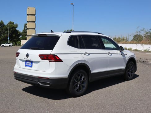 New 2024 Volkswagen Tiguan SE w/ Panoramic Sunroof Package image 5