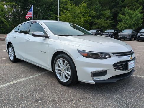 Used 2018 Chevrolet Malibu LT FWD image 2