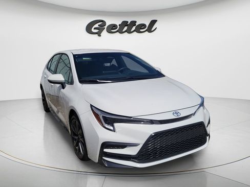 Used 2026 Toyota Corolla SE FWD image 2