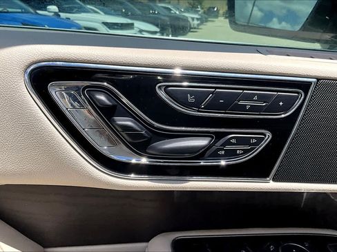 Used 2019 Lincoln Navigator Select w/ Technology Package AWD/4WD image 30