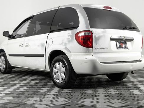 Used 2006 Chrysler Town & Country LX image 4