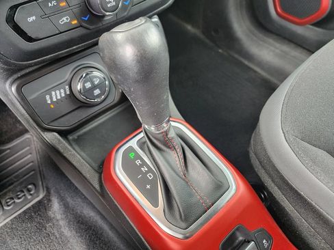 Used 2021 Jeep Renegade Trailhawk AWD/4WD image 33