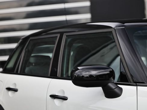 Used 2025 MINI Cooper 4-Door Hardtop FWD image 3