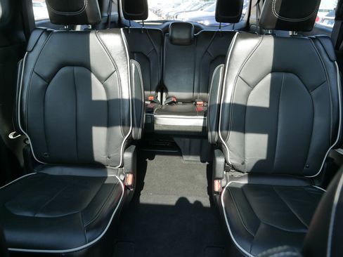 Used 2025 Chrysler Pacifica Limited FWD image 13