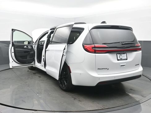 Used 2025 Chrysler Pacifica Limited image 54