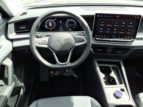 New 2025 Volkswagen Tiguan SE image 13