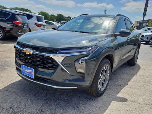 Used 2025 Chevrolet Trax LT w/ LT Convenience Package FWD image 4