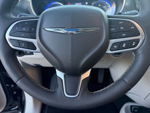Used 2023 Chrysler Pacifica Touring-L image 23