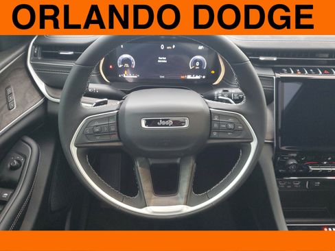 New 2025 Jeep Grand Cherokee Limited image 12