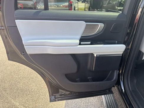 Used 2025 Ford Expedition Platinum w/ Driver's Package AWD/4WD image 18