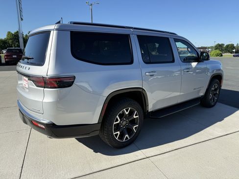 Used 2024 Jeep Wagoneer Series III AWD/4WD image 8