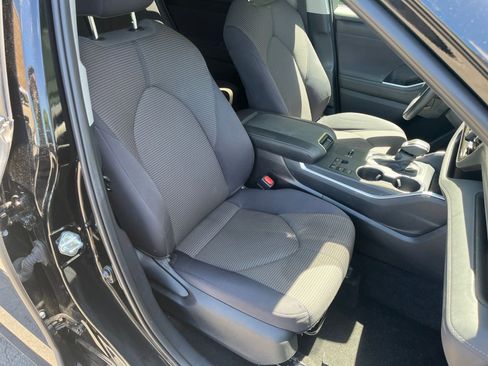 Used 2025 Toyota Highlander LE FWD image 38