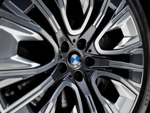 Used 2023 BMW i7 xDrive60 image 22