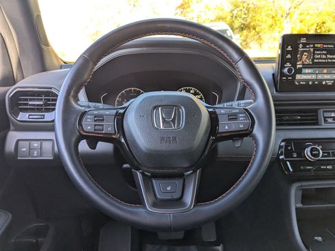 Used 2025 Honda Pilot TrailSport image 18