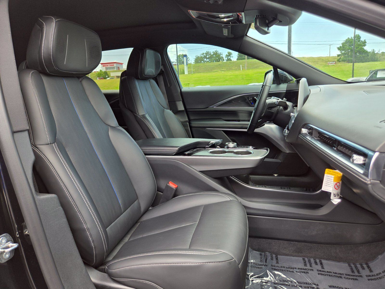 Used 2024 Cadillac Lyriq Luxury AWD/4WD image 18
