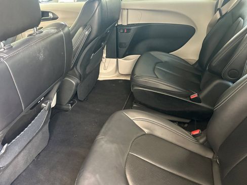 Used 2024 Chrysler Pacifica Limited FWD image 14