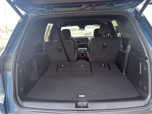 Used 2025 Chevrolet Traverse LT image 11