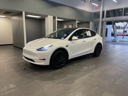 Used 2023 Tesla Model Y AWD image 6