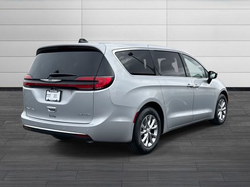 New 2026 Chrysler Pacifica Limited FWD image 4