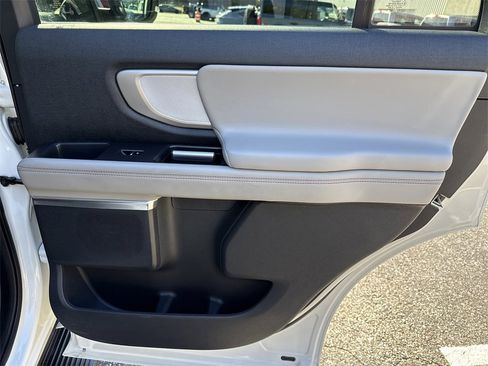 Used 2025 Ford Expedition Active image 18