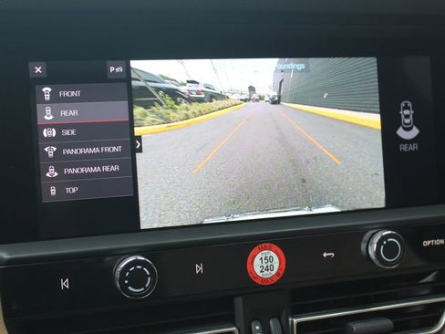 Certified 2025 Porsche Macan AWD/4WD image 21