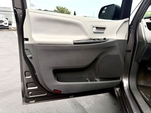 Used 2015 Toyota Sienna LE FWD image 11