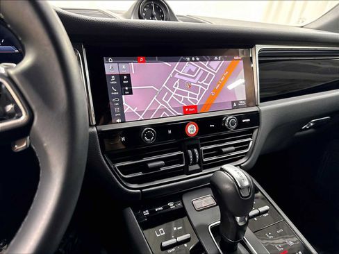 Used 2026 Porsche Macan AWD/4WD image 18