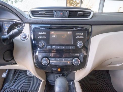 Used 2016 Nissan Rogue SV image 11