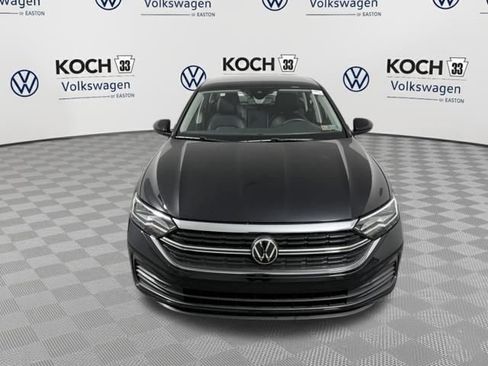 Used 2023 Volkswagen Jetta SE image 2