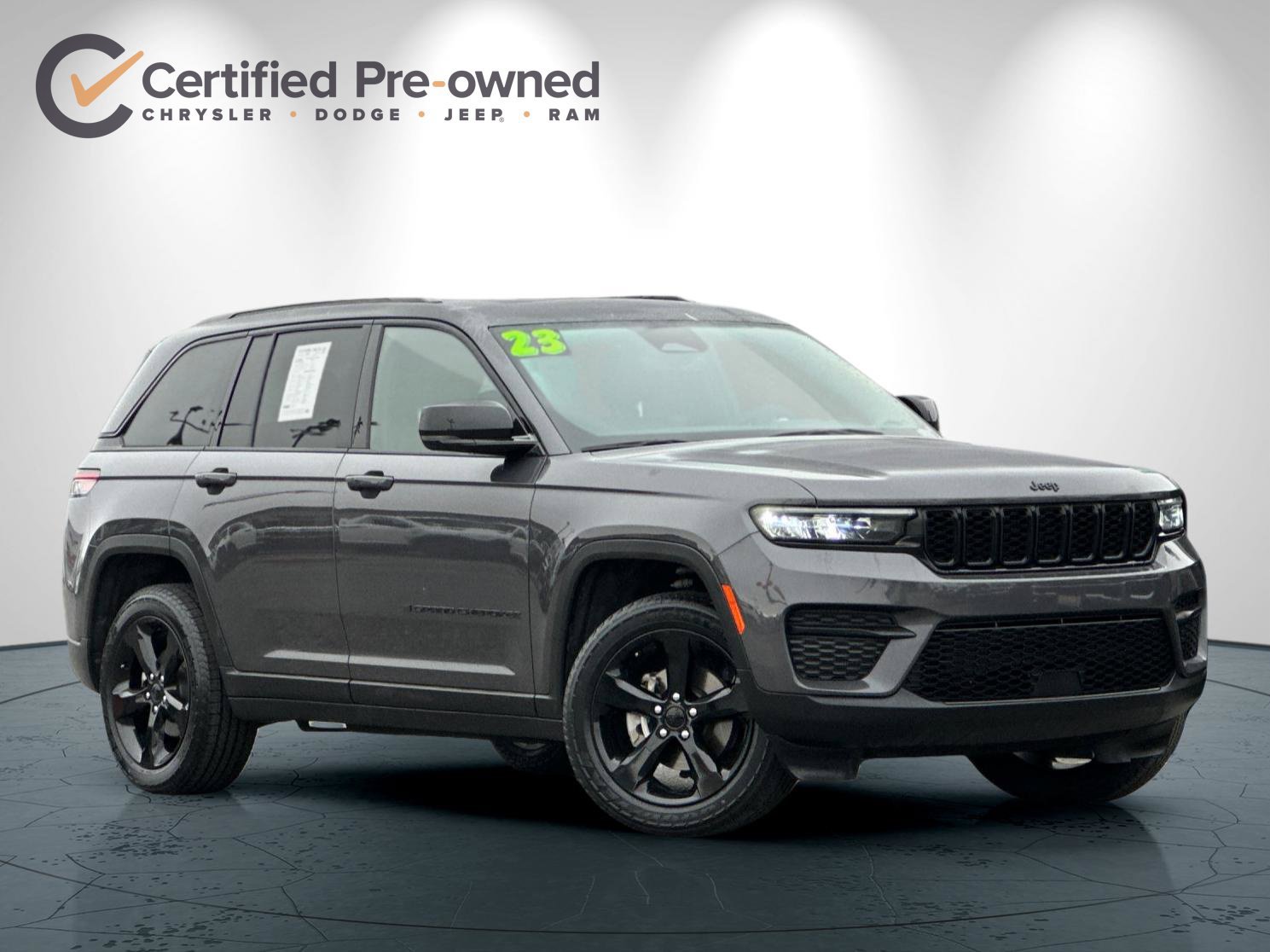 Used 2023 Jeep Grand Cherokee Altitude AWD/4WD image 2